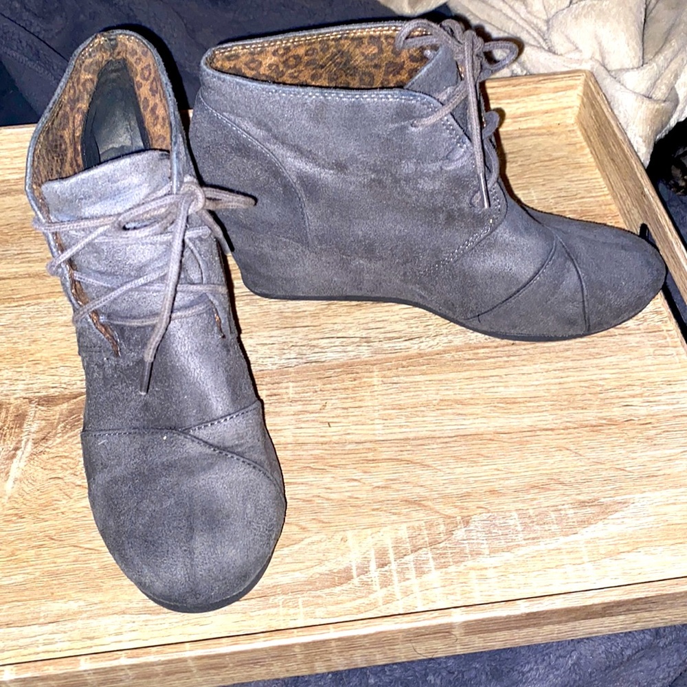 Faux suede Grey wedge booties